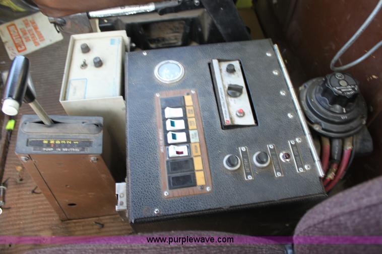 image for item D5386 1983 Ford 9000 water tender truck