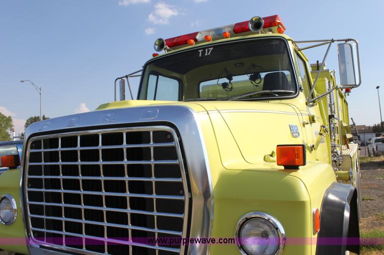 image for item D5386 1983 Ford 9000 water tender truck