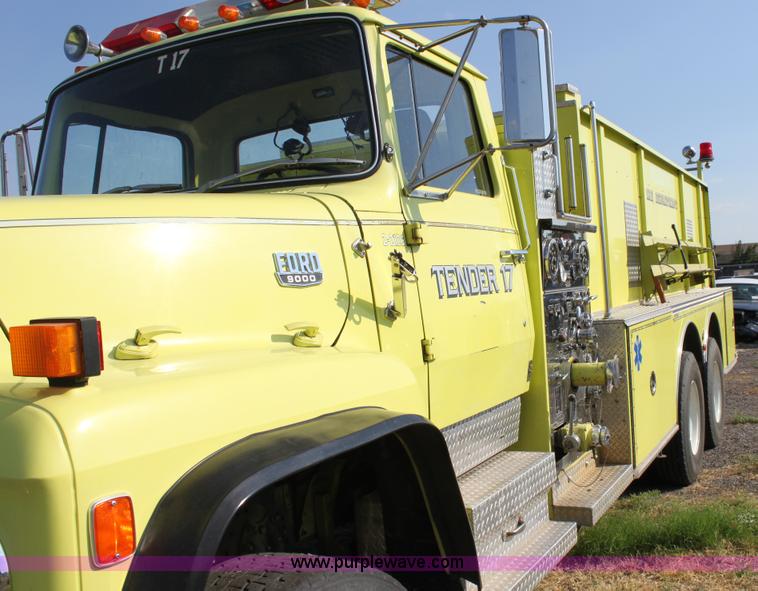 image for item D5386 1983 Ford 9000 water tender truck