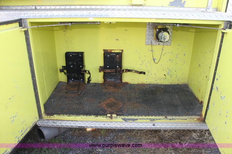 image for item D5386 1983 Ford 9000 water tender truck