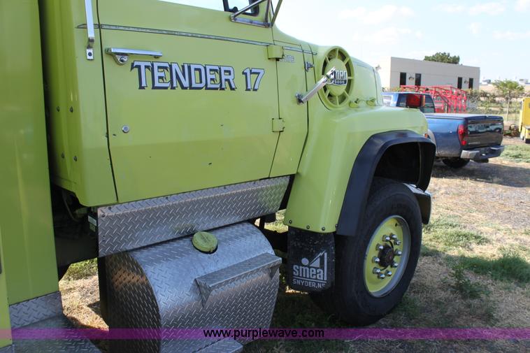 image for item D5386 1983 Ford 9000 water tender truck