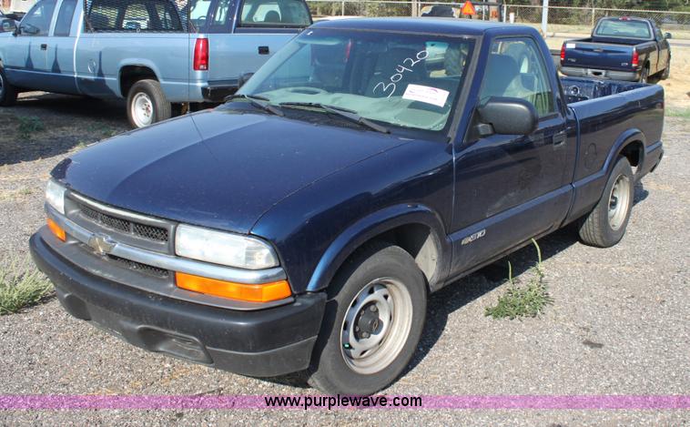 image for item D5388 2002 Chevrolet S10 pickup truck