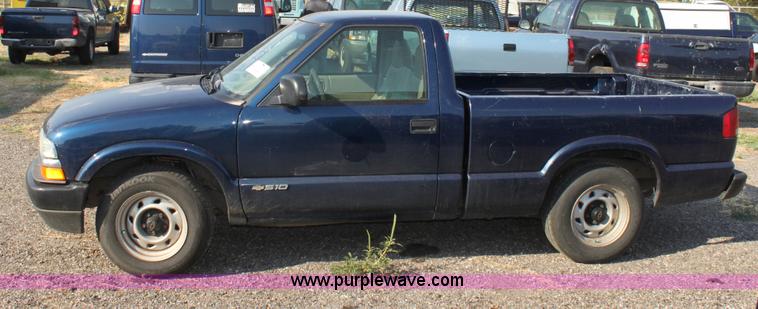 image for item D5388 2002 Chevrolet S10 pickup truck
