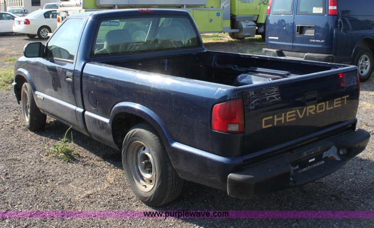 image for item D5388 2002 Chevrolet S10 pickup truck