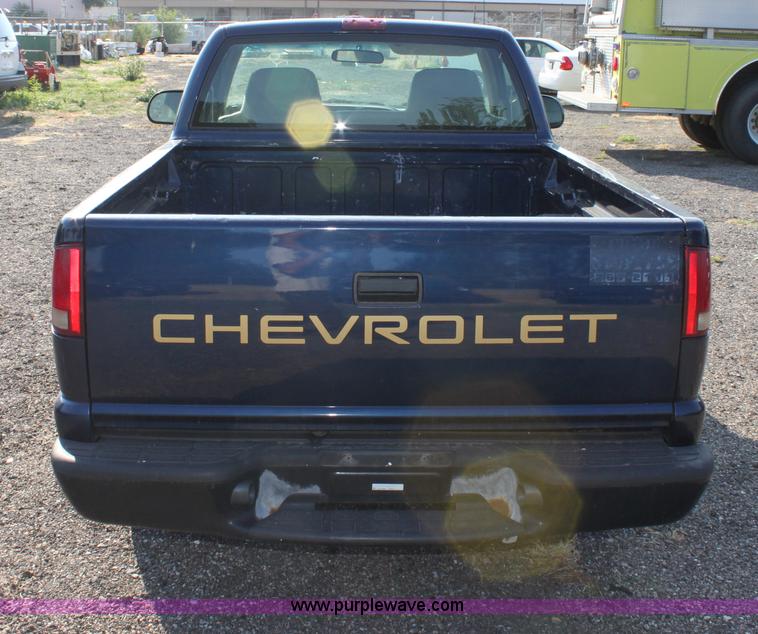 image for item D5388 2002 Chevrolet S10 pickup truck