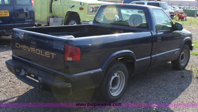 image for item D5388 2002 Chevrolet S10 pickup truck