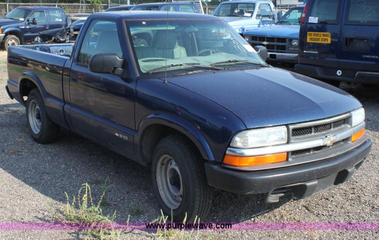image for item D5388 2002 Chevrolet S10 pickup truck