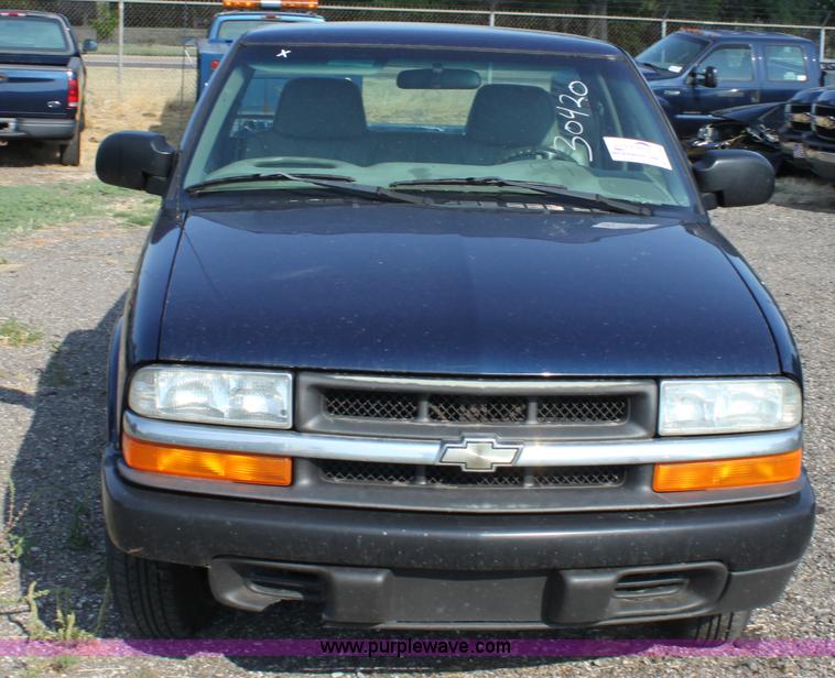 image for item D5388 2002 Chevrolet S10 pickup truck