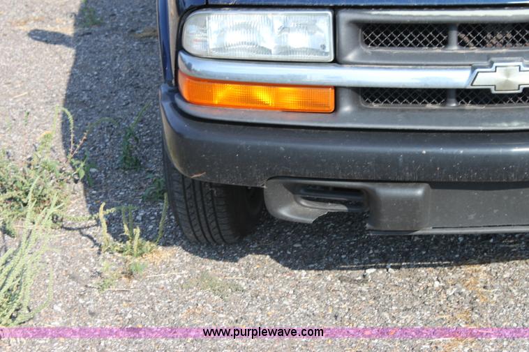 image for item D5388 2002 Chevrolet S10 pickup truck