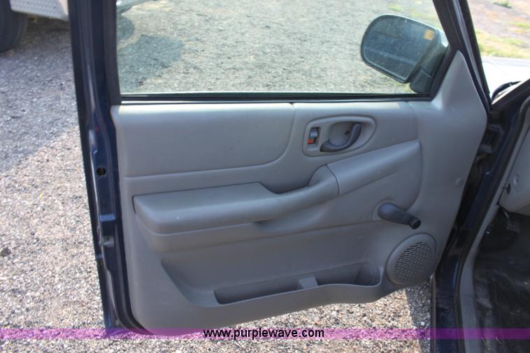 image for item D5388 2002 Chevrolet S10 pickup truck