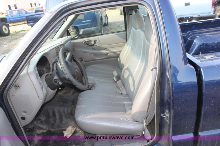 image for item D5388 2002 Chevrolet S10 pickup truck