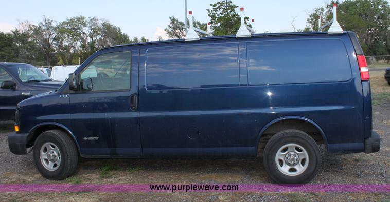 image for item D5389 2003 Chevrolet G2500 Express cargo van