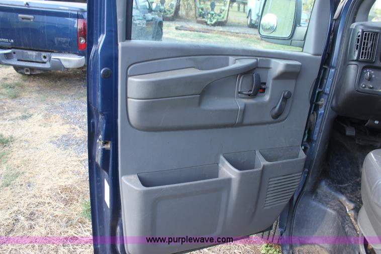 image for item D5389 2003 Chevrolet G2500 Express cargo van