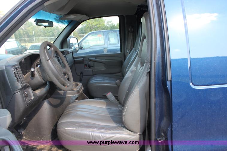 image for item D5389 2003 Chevrolet G2500 Express cargo van