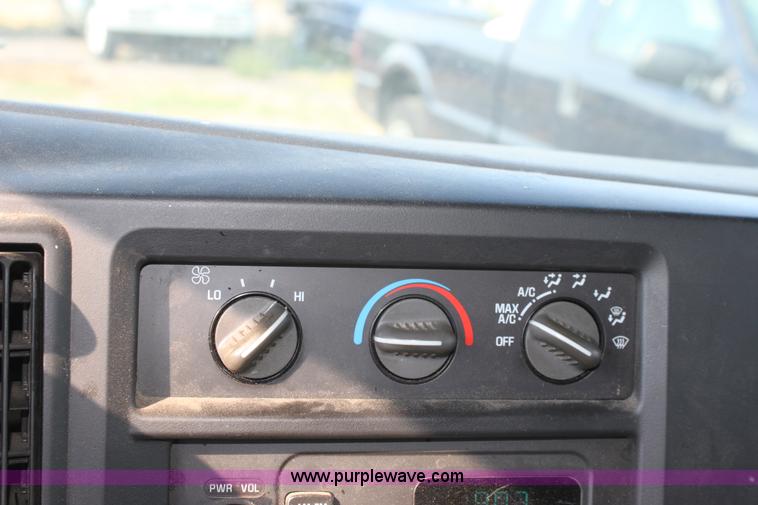 image for item D5389 2003 Chevrolet G2500 Express cargo van
