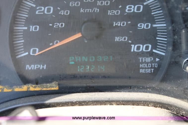 image for item D5389 2003 Chevrolet G2500 Express cargo van