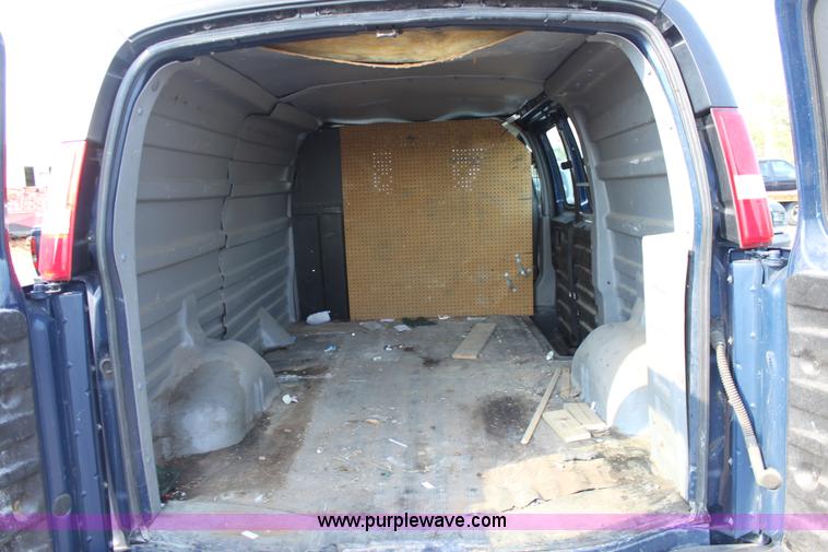 image for item D5389 2003 Chevrolet G2500 Express cargo van