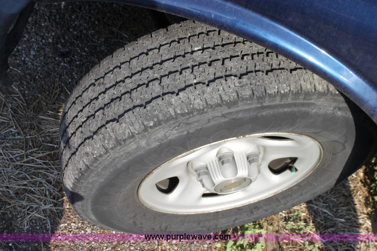 image for item D5389 2003 Chevrolet G2500 Express cargo van