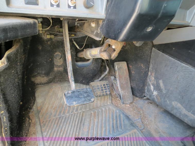 image for item B2430 1997 Mack CH613 semi truck