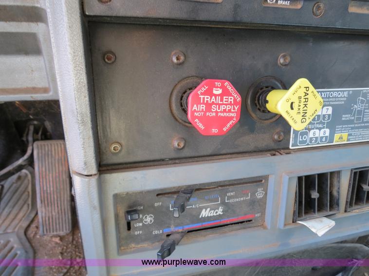 image for item B2430 1997 Mack CH613 semi truck
