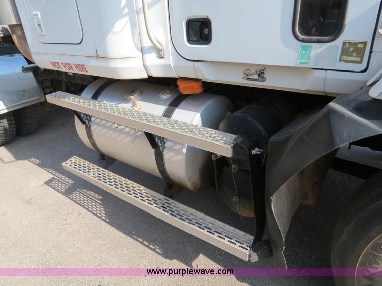 image for item B2430 1997 Mack CH613 semi truck