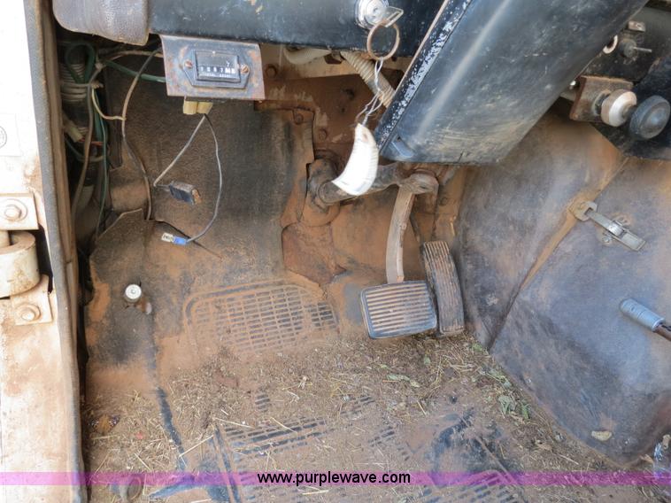 image for item B2431 1982 International S1954 feed mixer truck