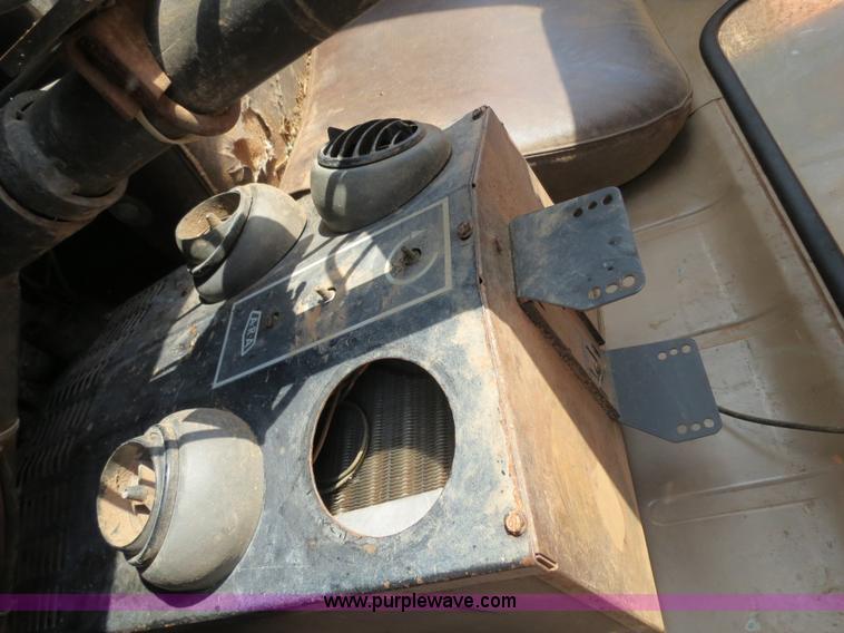 image for item B2431 1982 International S1954 feed mixer truck