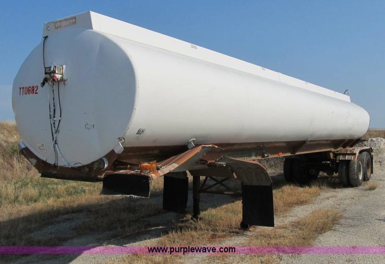 image for item B2761 1979 Progress Industries 40' aluminum tanker trailer