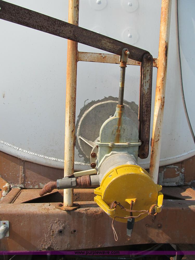 image for item B2761 1979 Progress Industries 40' aluminum tanker trailer