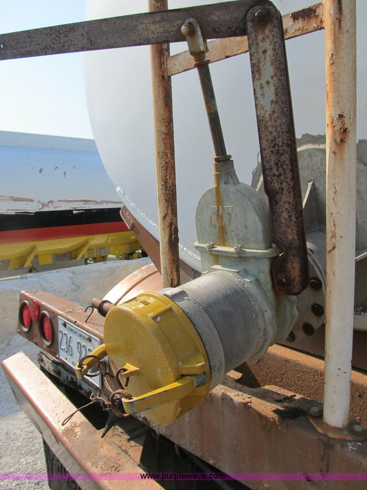 image for item B2761 1979 Progress Industries 40' aluminum tanker trailer