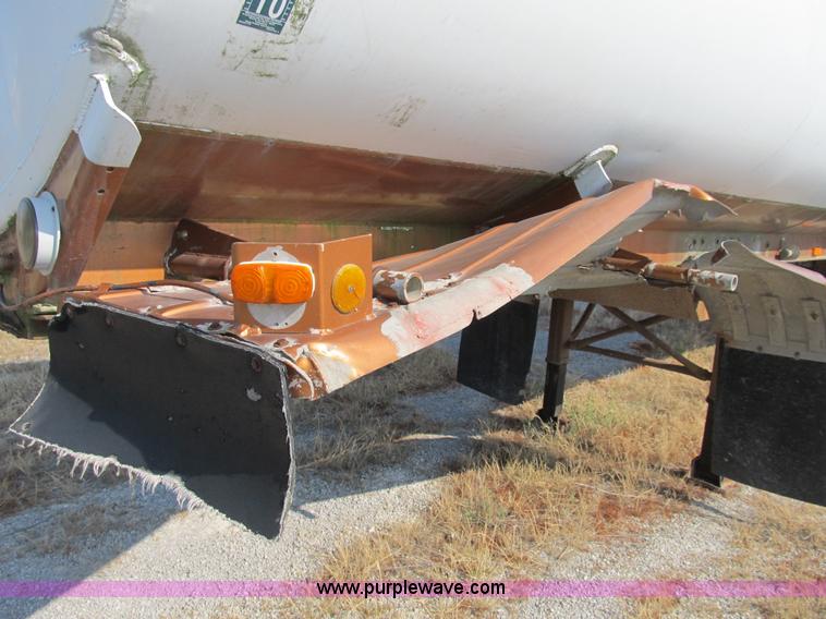 image for item B2761 1979 Progress Industries 40' aluminum tanker trailer