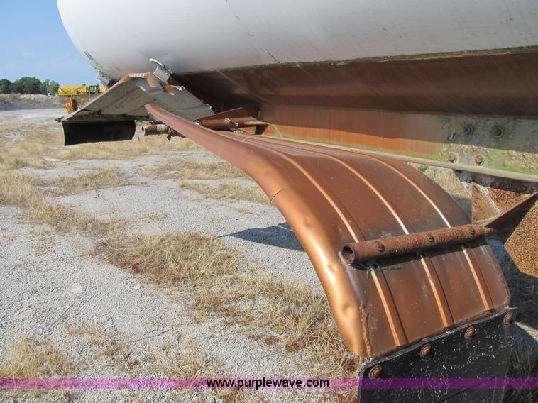 image for item B2761 1979 Progress Industries 40' aluminum tanker trailer