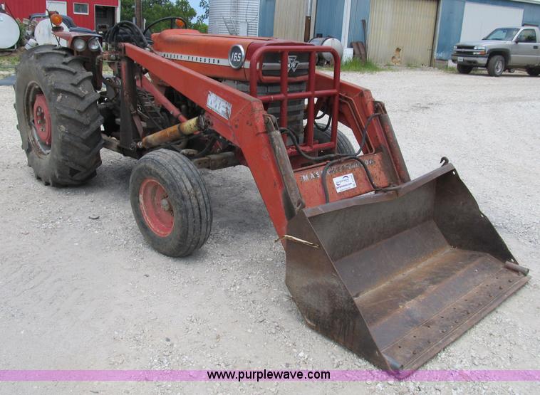 image for item B2762 1972 Massey-Ferguson 165 tractor