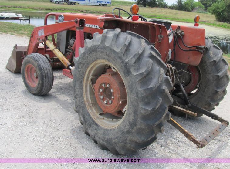 image for item B2762 1972 Massey-Ferguson 165 tractor