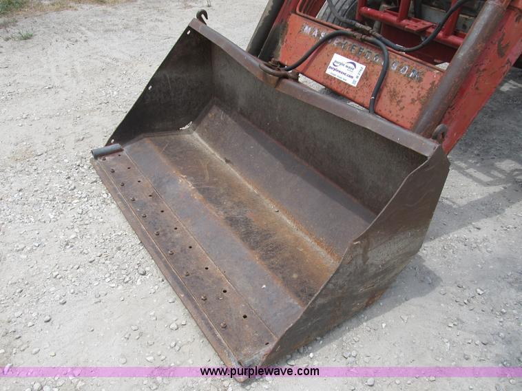 image for item B2762 1972 Massey-Ferguson 165 tractor