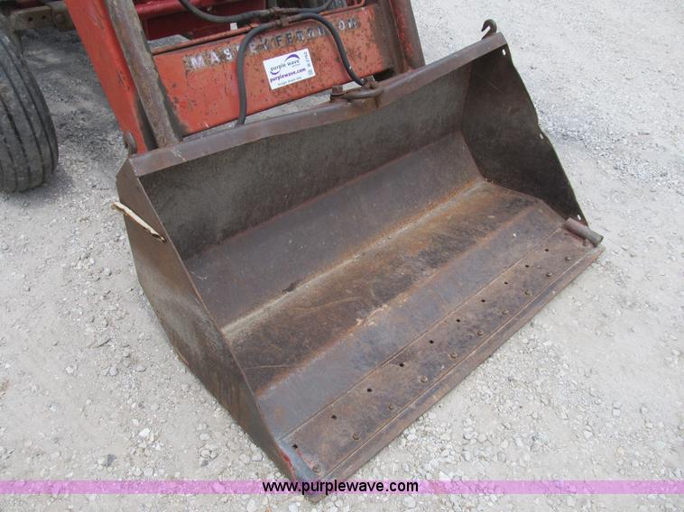 image for item B2762 1972 Massey-Ferguson 165 tractor