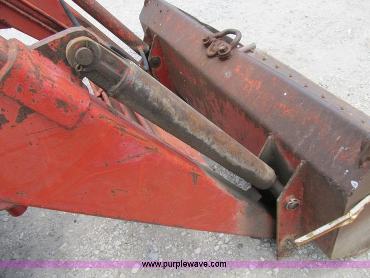 image for item B2762 1972 Massey-Ferguson 165 tractor