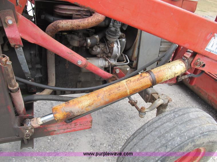 image for item B2762 1972 Massey-Ferguson 165 tractor