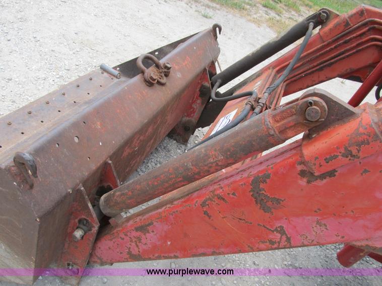 image for item B2762 1972 Massey-Ferguson 165 tractor