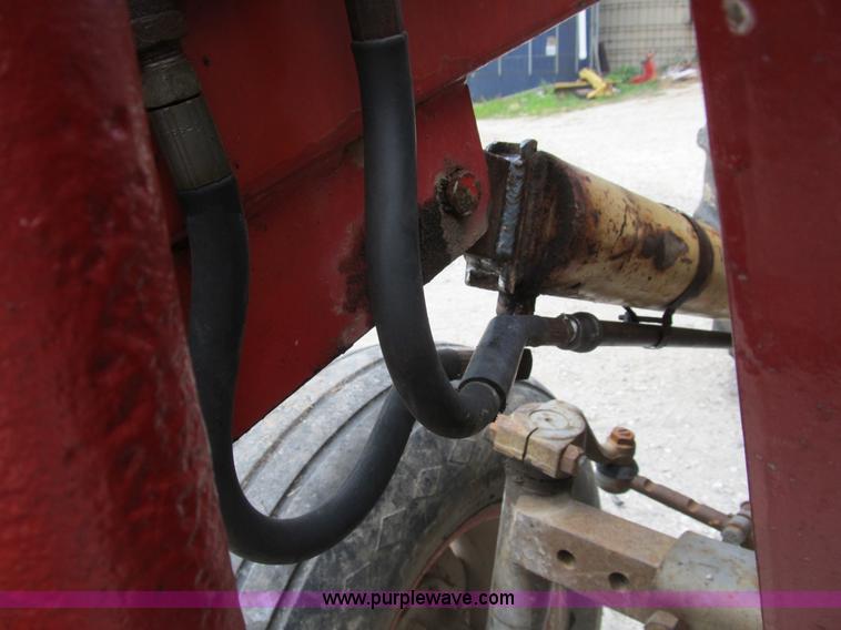 image for item B2762 1972 Massey-Ferguson 165 tractor