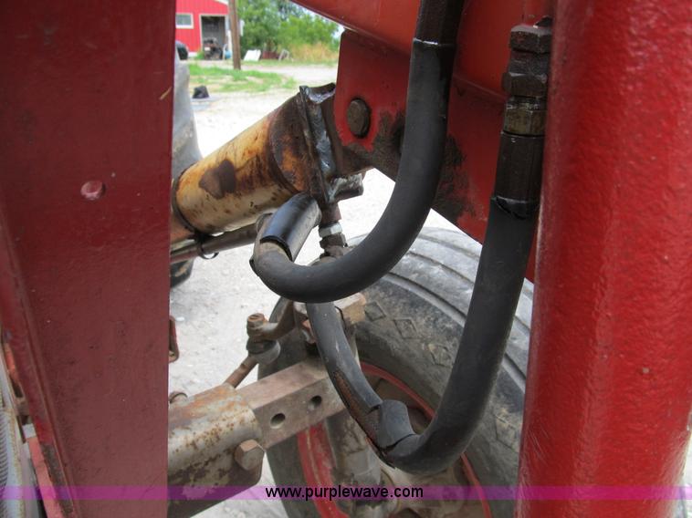 image for item B2762 1972 Massey-Ferguson 165 tractor