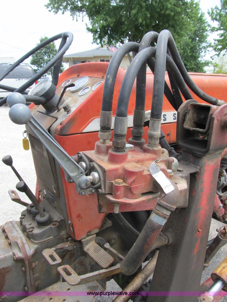 image for item B2762 1972 Massey-Ferguson 165 tractor