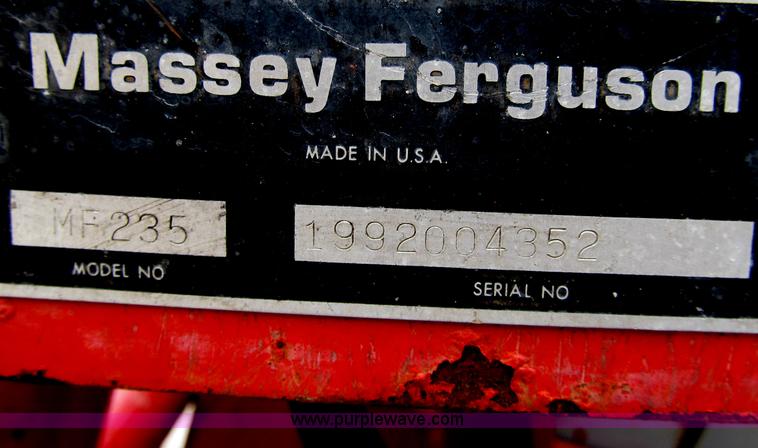 image for item B2762 1972 Massey-Ferguson 165 tractor