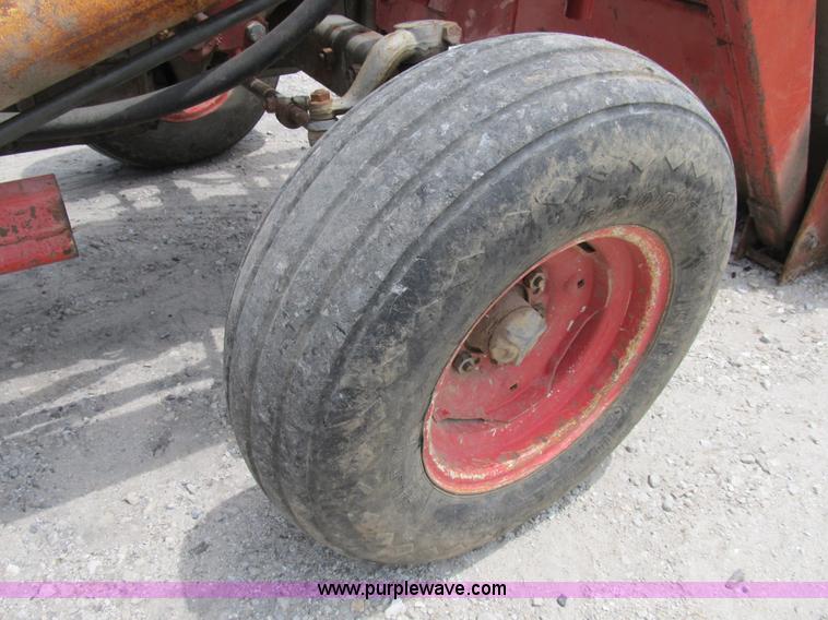 image for item B2762 1972 Massey-Ferguson 165 tractor