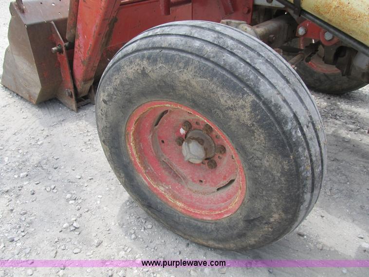 image for item B2762 1972 Massey-Ferguson 165 tractor