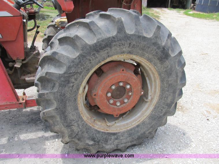 image for item B2762 1972 Massey-Ferguson 165 tractor