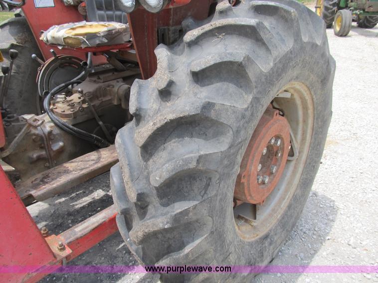 image for item B2762 1972 Massey-Ferguson 165 tractor