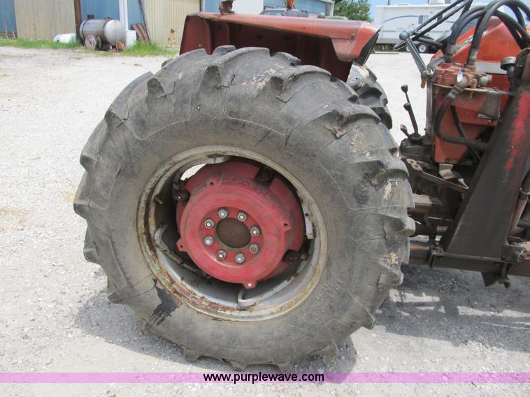 image for item B2762 1972 Massey-Ferguson 165 tractor