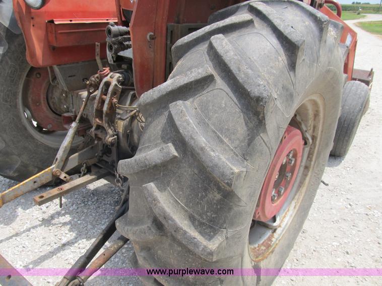 image for item B2762 1972 Massey-Ferguson 165 tractor