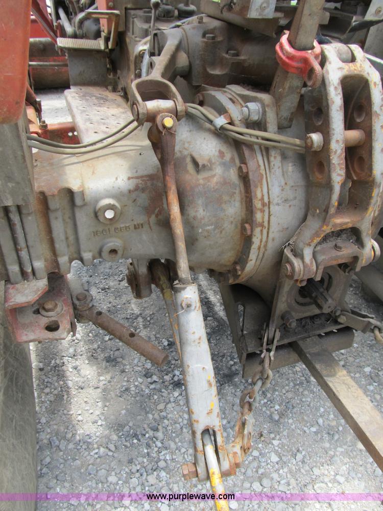 image for item B2762 1972 Massey-Ferguson 165 tractor